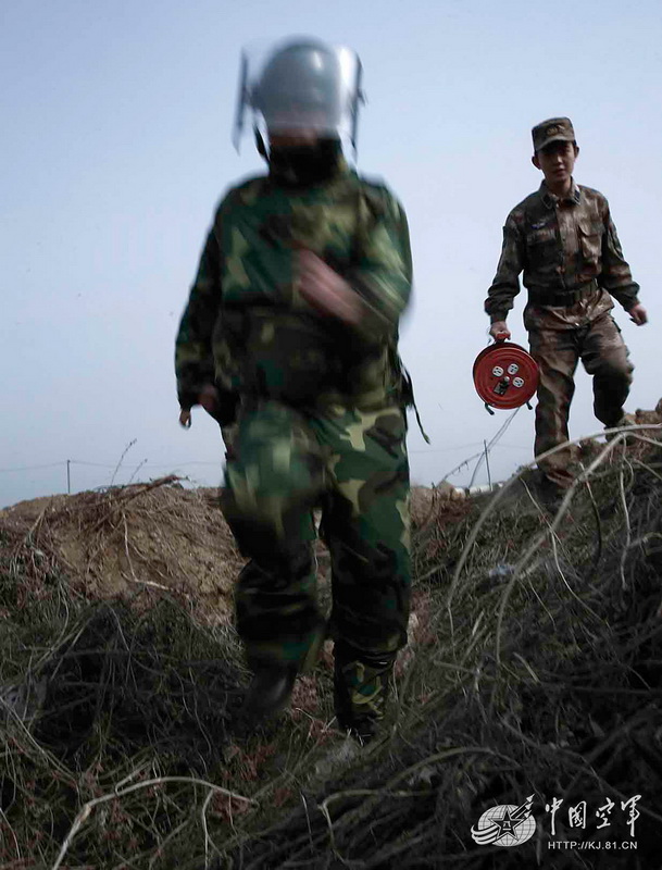 高清：我軍機(jī)場(chǎng)排彈兵曝光 各種排彈裝備悉數(shù)亮相