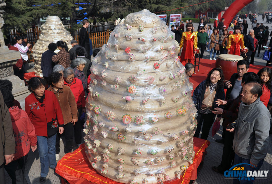 巨型花饃亮相太原 高3米重1.2噸制作歷時半月