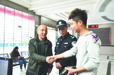 值班民警連打30個電話聯系失主均被誤為騙子