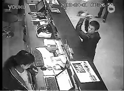 三男子深夜提無理要求遭拒 暴打酒店女前臺