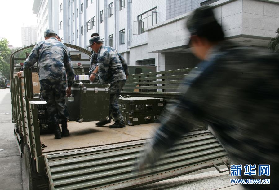 軍隊、消防、醫療等部門迅速馳援雅安受災區