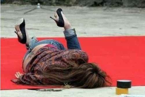 難堪!都是高跟鞋惹的禍