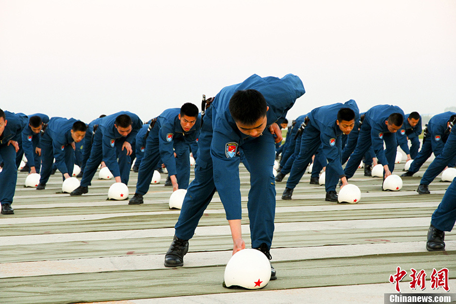 中國(guó)空軍新一批殲擊機(jī)飛行學(xué)員完成首次空中跳傘