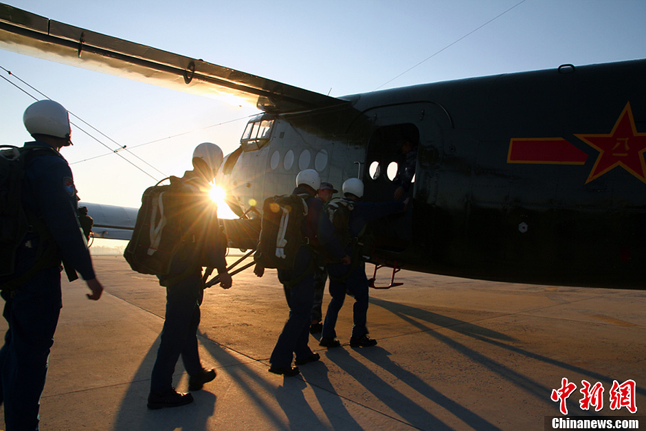 中國空軍新一批殲擊機飛行學員完成首次空中跳傘