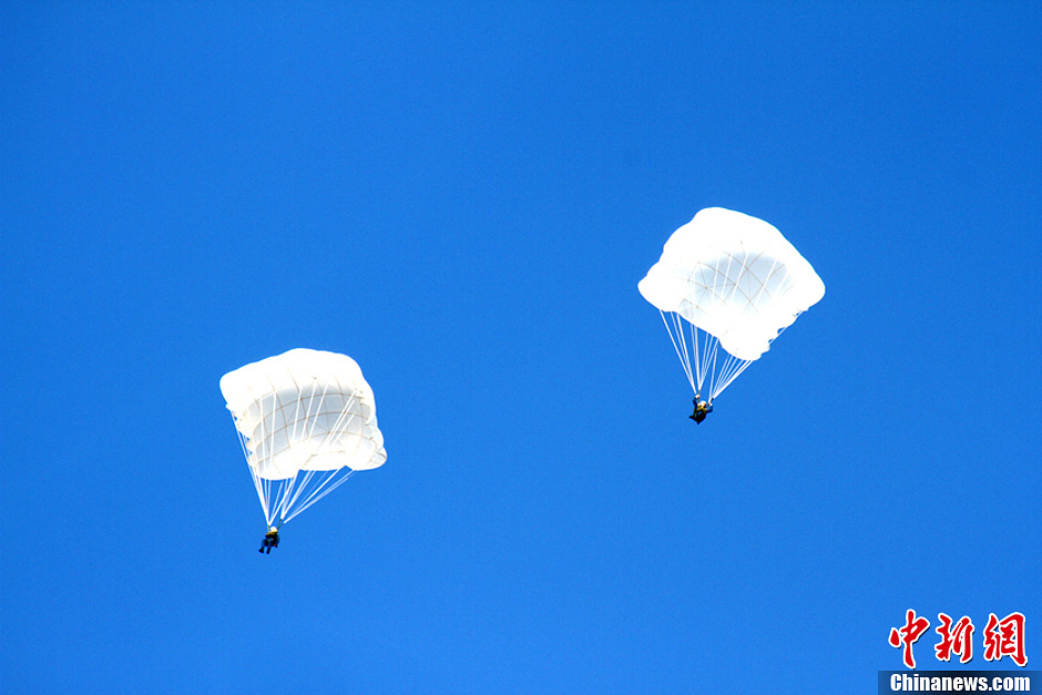 中國空軍新一批殲擊機飛行學員完成首次空中跳傘