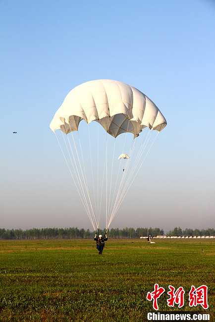 中國空軍新一批殲擊機飛行學員完成首次空中跳傘