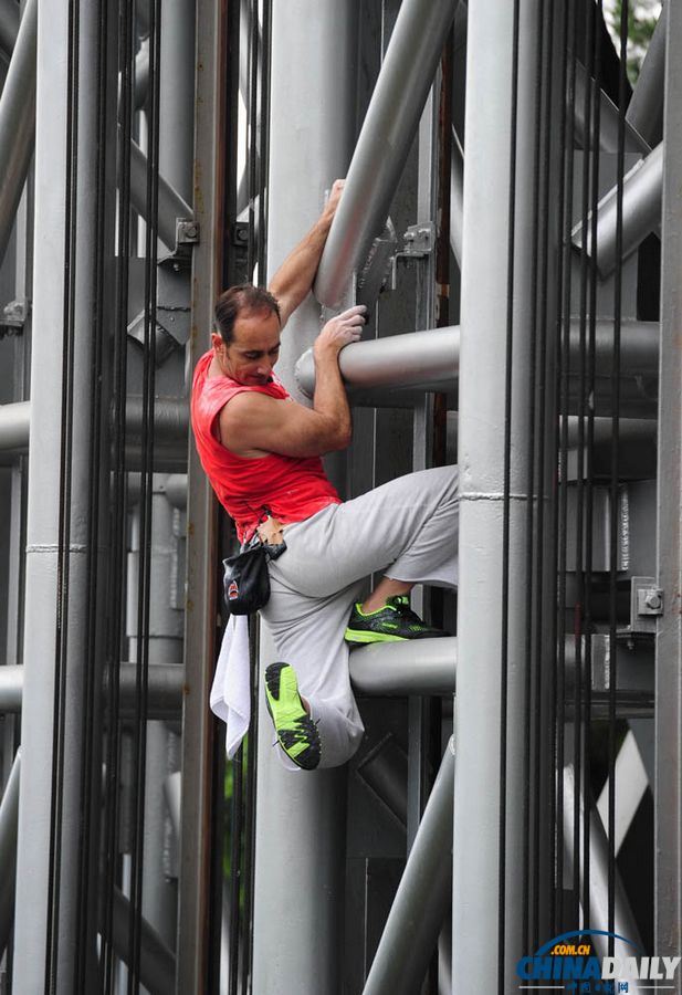 法國“蜘蛛俠”徒手挑戰張家界百龍天梯