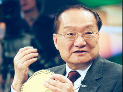 金庸在北大攻讀博士被證實 學生為其畢業證蓋章