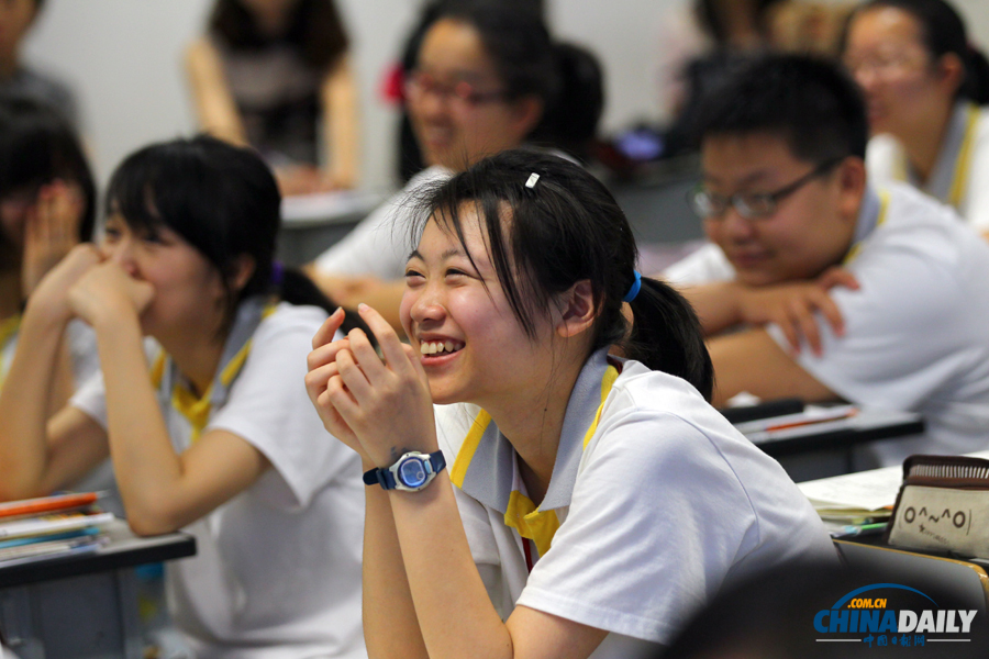 中國航天員首次太空授課 學生在地面課堂提問