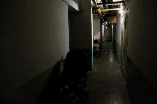 慘！北漂族地下室生活