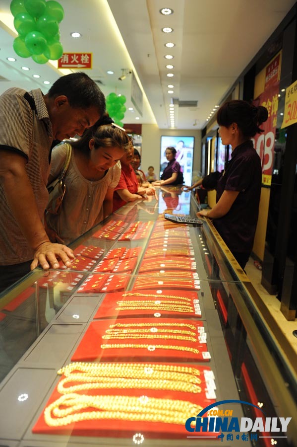 安徽阜陽：黃金低價引市民搶購 金店被搶購一空