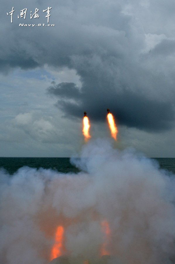 南海艦隊十余艘艦艇海上集訓 實彈射擊火力兇猛