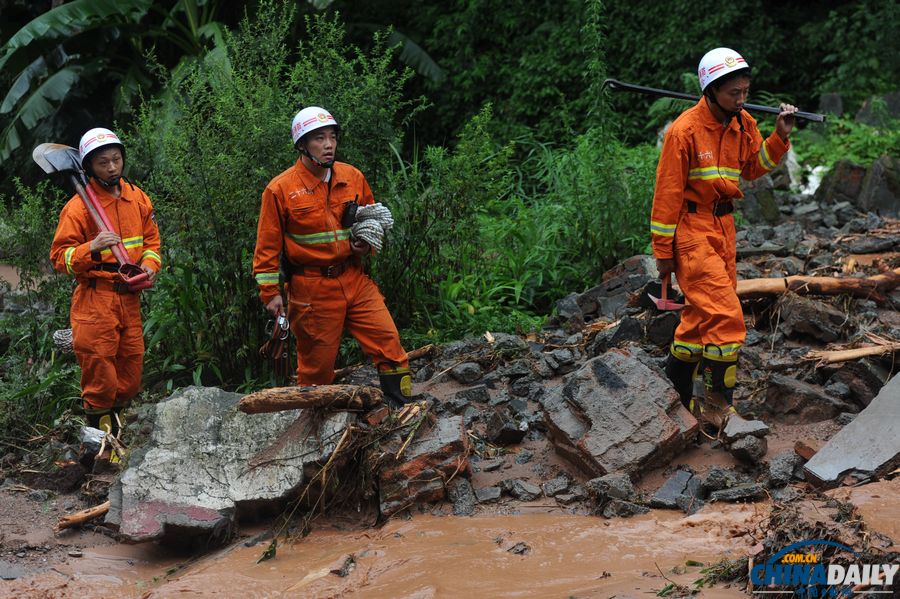 都江堰特大泥石流已致18人死亡 消防官兵在廢墟上搜救
