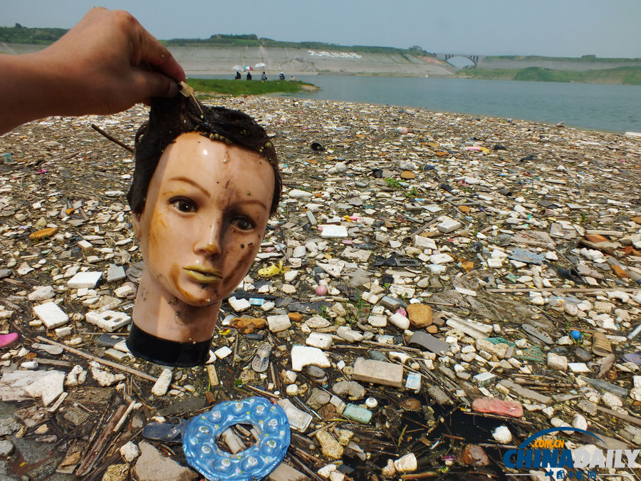 湖北宜昌：三峽水庫(kù)又現(xiàn)漂浮垃圾帶