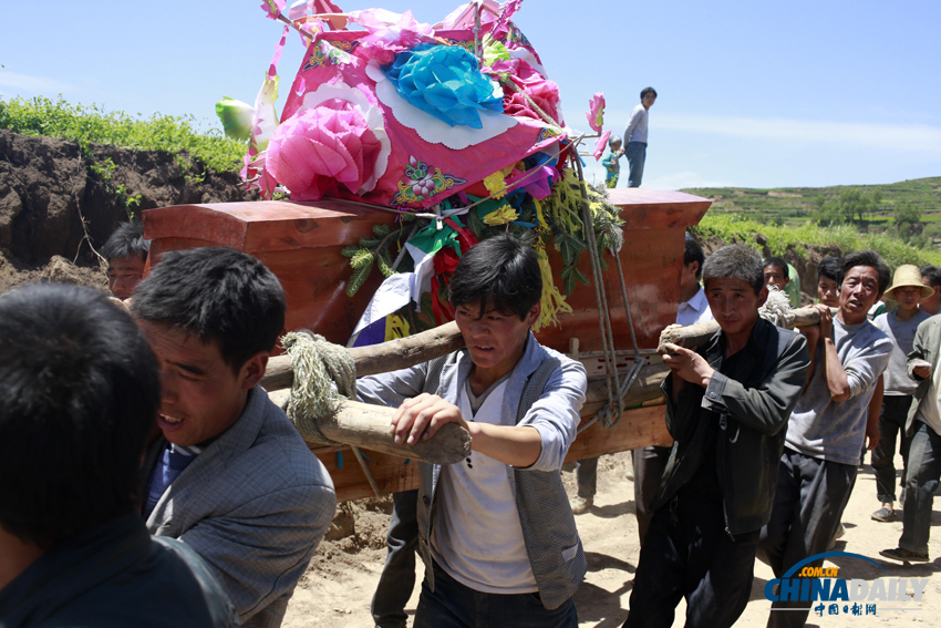 甘肅岷縣：震后救援工作有序進(jìn)行 遇難者陸續(xù)下葬