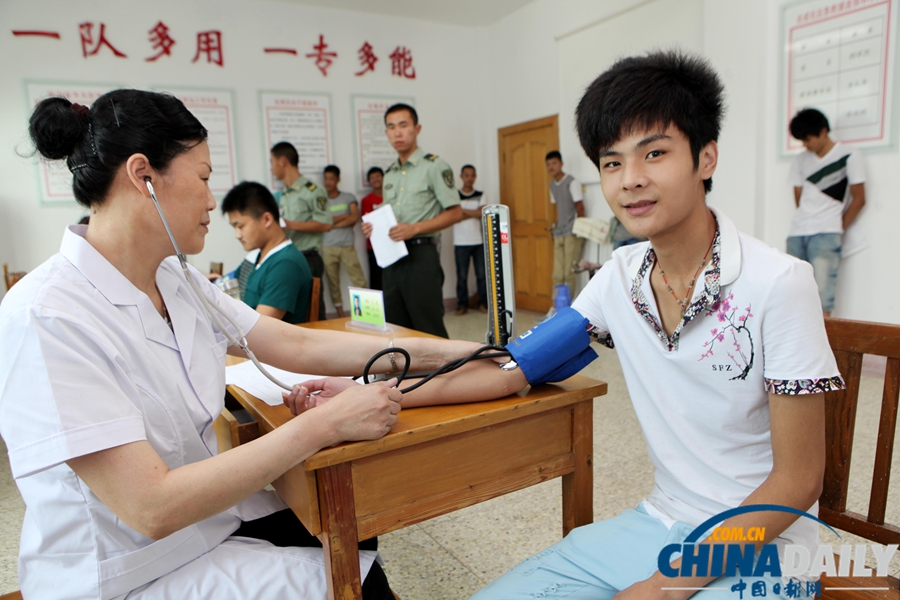 2013年夏秋季征兵工作全面展開 青年全裸體檢