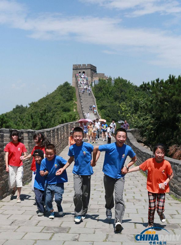 北京：地震孤兒游覽長城