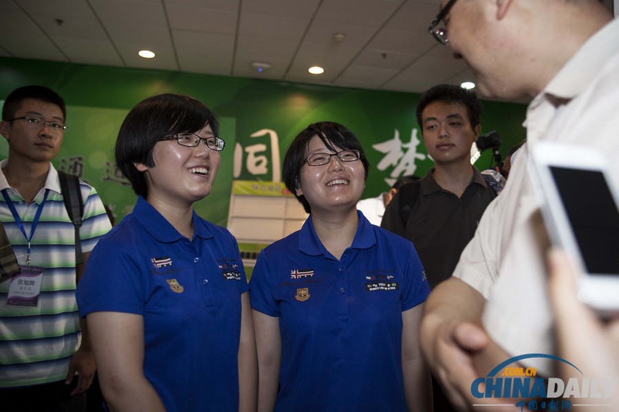 清華大學(xué)開展新生自主報(bào)到 家長被攔警戒線外