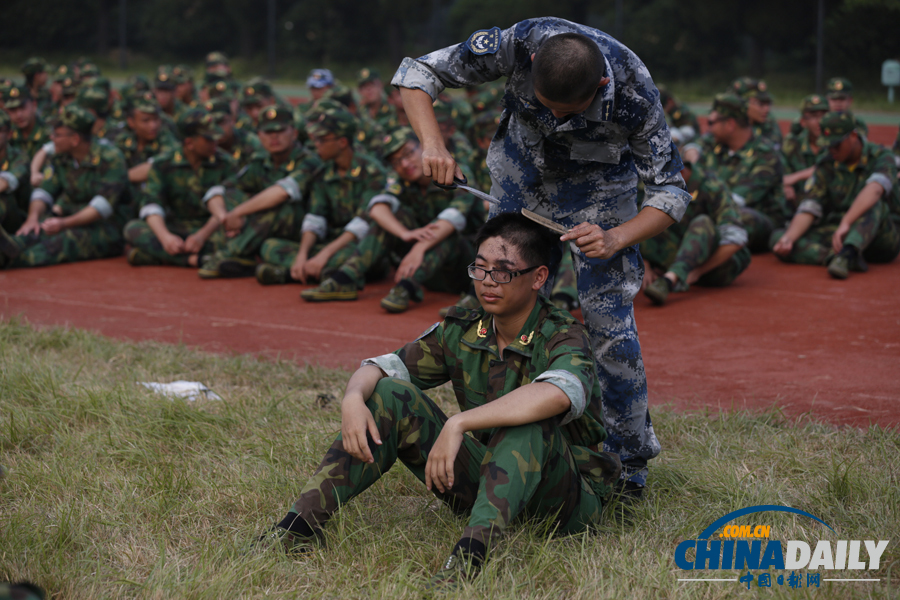 浙江杭州：男生發(fā)長不合格 教官執(zhí)剪剃平頭