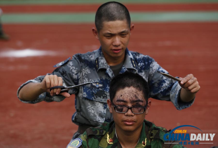 浙江杭州：男生發(fā)長(zhǎng)不合格 教官執(zhí)剪剃平頭