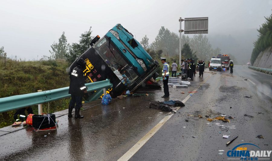 滬昆高速貴州凱里段大客車側翻致2死43傷
