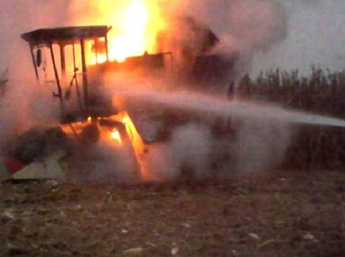 收割機(jī)工作時自燃 邢臺消防迅速撲滅