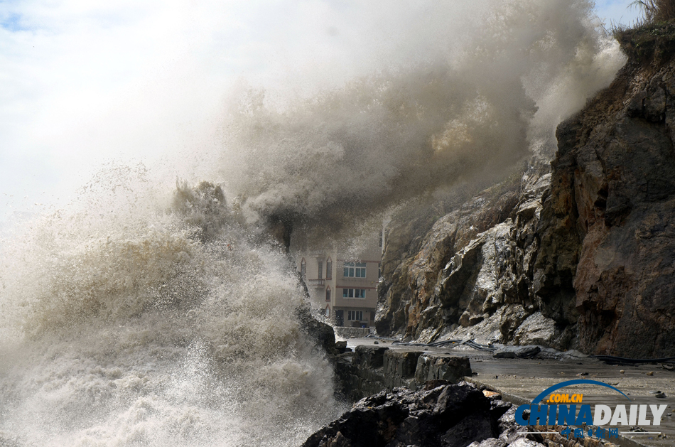 受強臺風“丹娜絲”影響 浙江沿海再掀巨浪