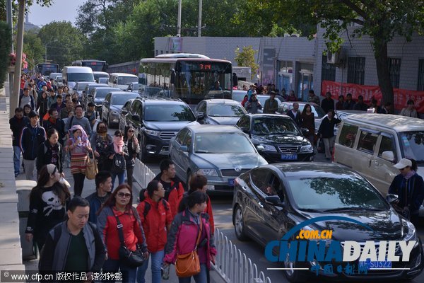 北京:香山紅葉迎來(lái)賞紅高峰 停車(chē)場(chǎng)8點(diǎn)就滿(mǎn)了