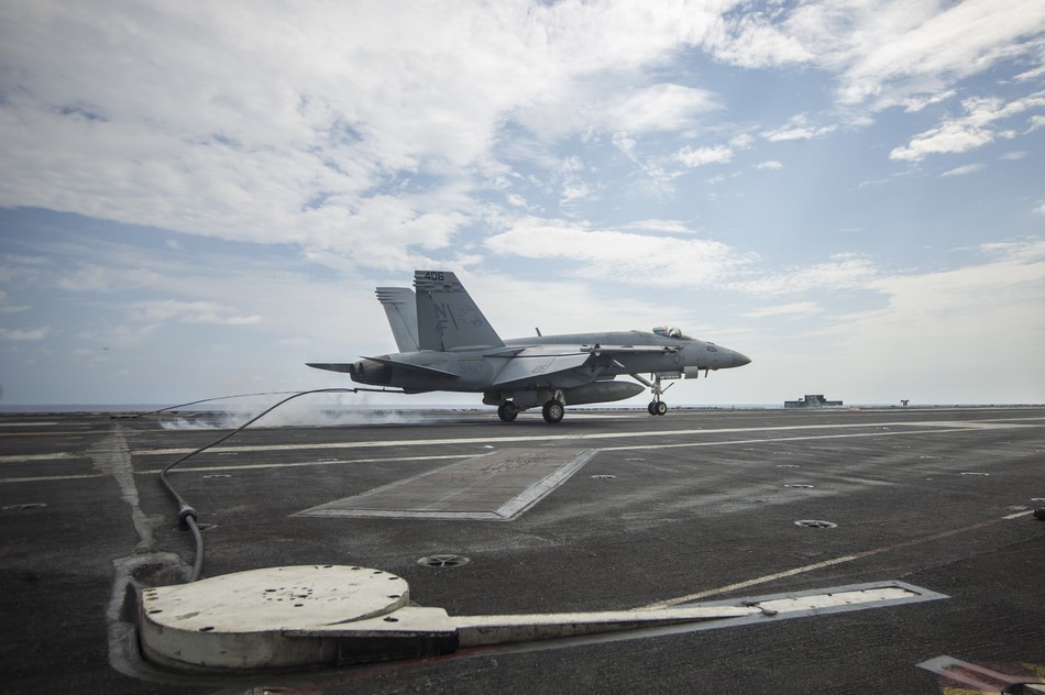 美海軍航母編隊在中國南海訓(xùn)練演習(xí)