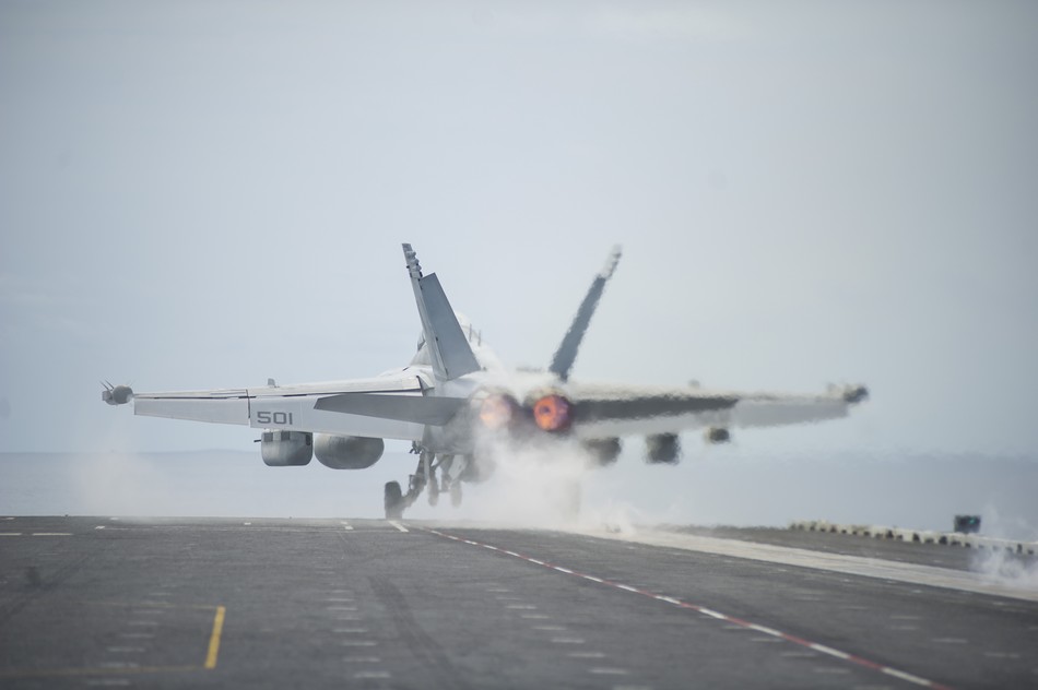 美海軍航母編隊在中國南海訓(xùn)練演習