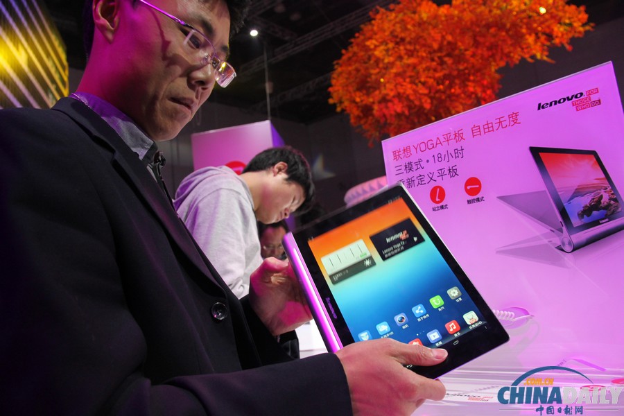 “喬布斯”庫徹亮相聯想新品發布會 跪地受聘