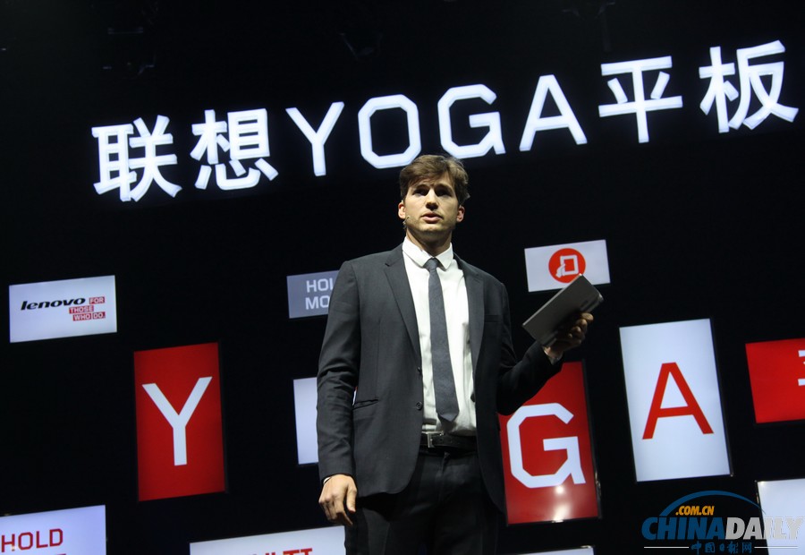 “喬布斯”庫(kù)徹亮相聯(lián)想新品發(fā)布會(huì) 跪地受聘