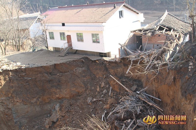 組圖：四川廣元現直徑60米天坑 11間房被埋