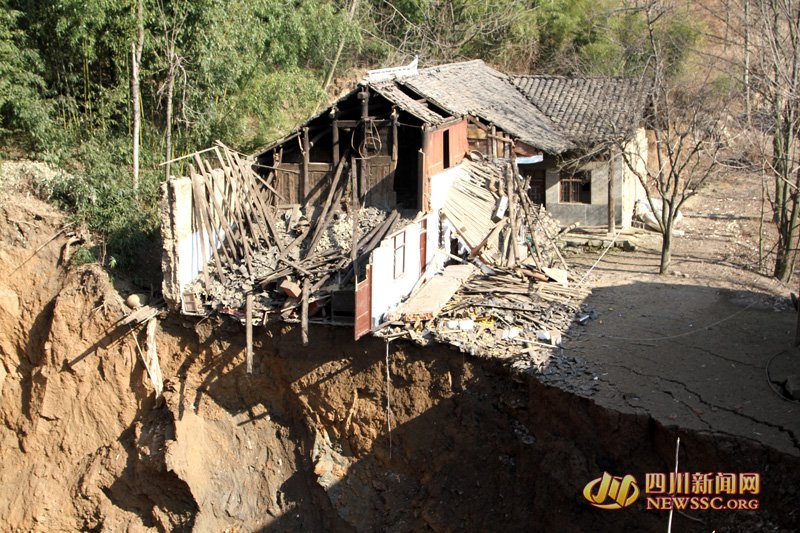 組圖：四川廣元現直徑60米天坑 11間房被埋