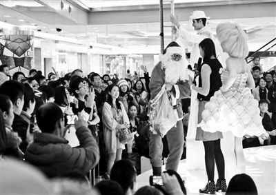 打折“失靈” 平安夜商場搏“體驗”