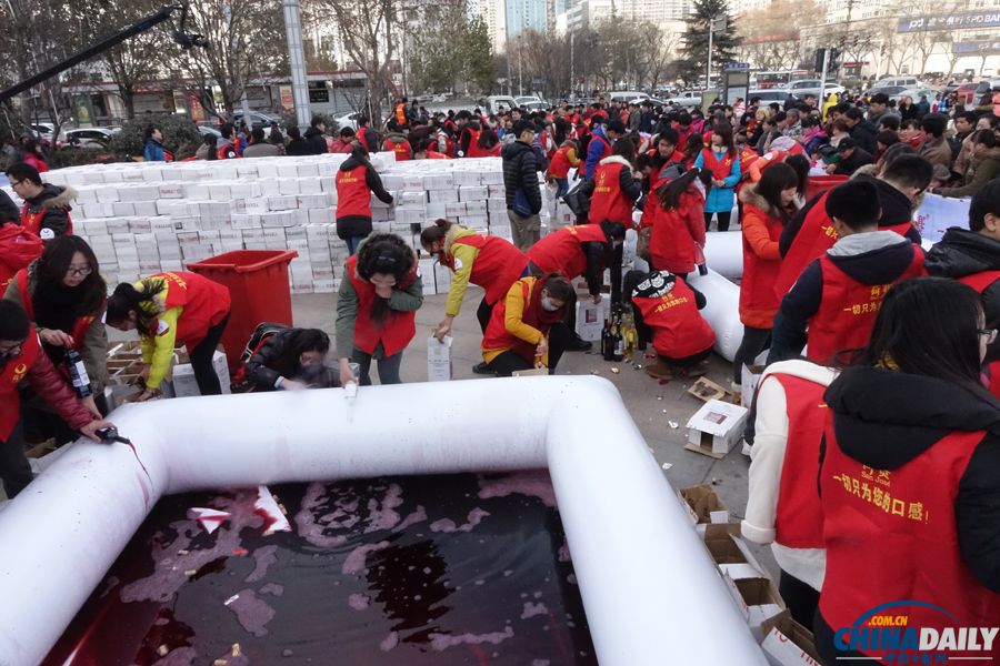 鄭州一企業(yè)當(dāng)眾銷毀700萬元進(jìn)口葡萄酒 市民嘆“可惜”