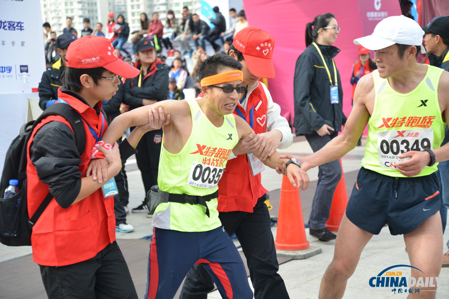 萬人齊跑廈門馬拉松 一選手沖刺抽筋被攙扶