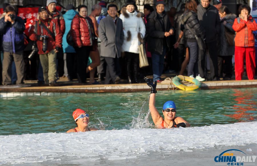 北京市第35屆冬泳大會在通州舉行 500多名冬泳愛好者冰水里暢游