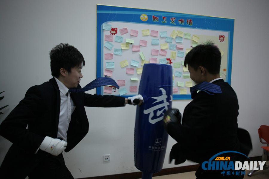 春運(yùn)高峰期話務(wù)量飆升 北京12306訂票中心設(shè)員工“發(fā)泄墻”