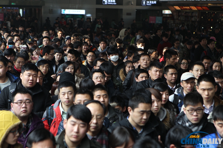 春運首日北京遭遇霧霾 旅客因道路擁堵街邊下車
