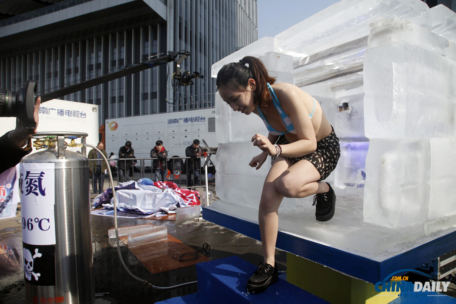 長沙舉辦“冰封活人48小時” 挑戰人類耐寒極限