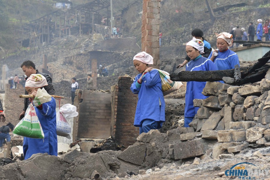 貴州鎮遠縣報京侗寨火災燒千房 災民清理廢墟