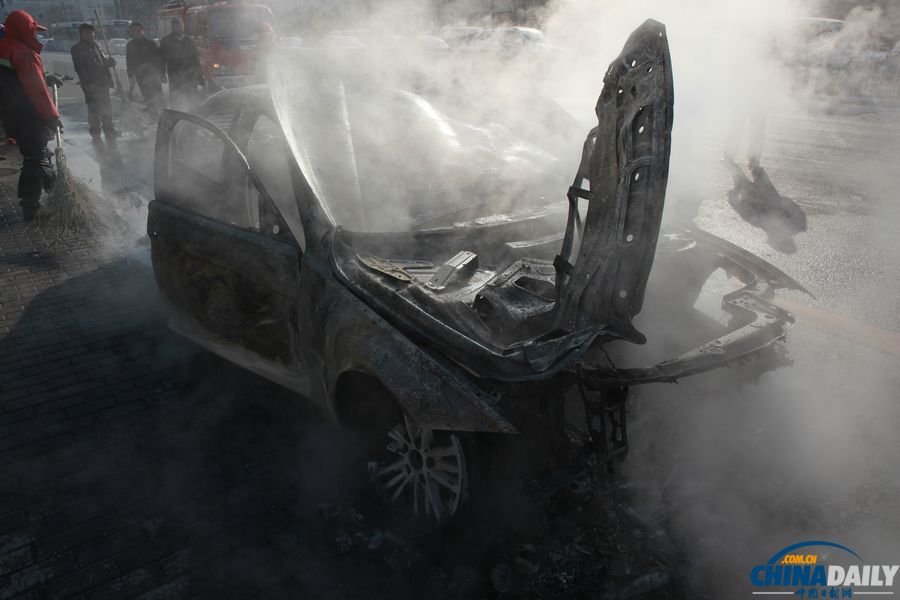 北京一輛寶馬轎車發(fā)生自燃 被燒只剩車架