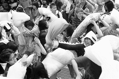 加班是家常便飯買房是最大心事 香港白領:生活壓力如何化解