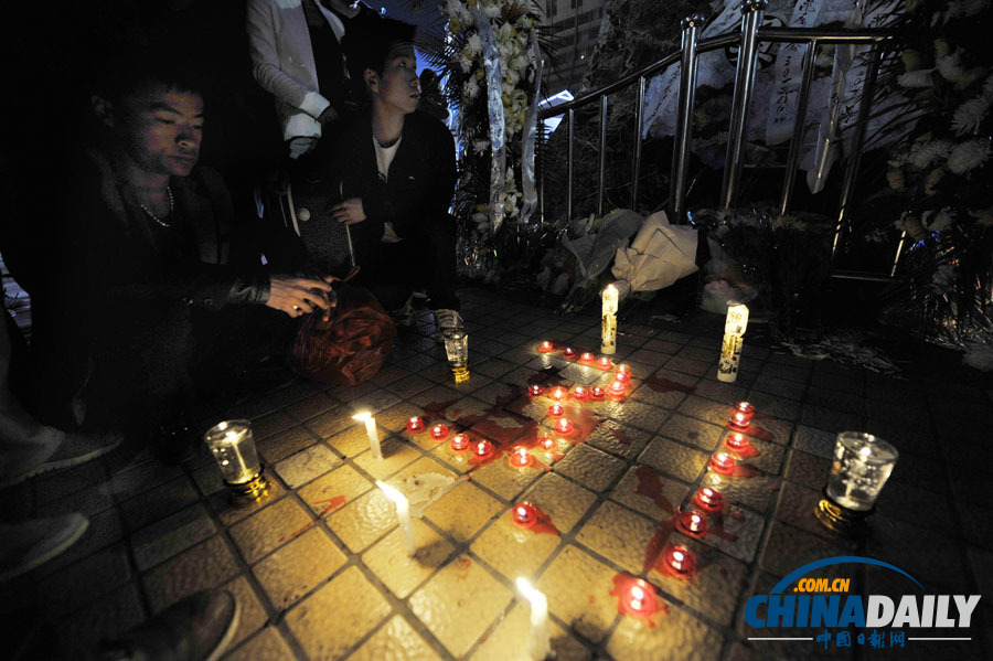 云南昆明市民點(diǎn)燭光悼念暴恐襲擊遇難者