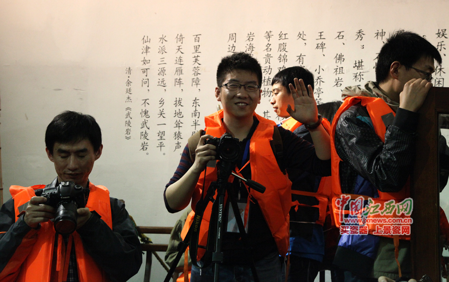 “第六屆全國網絡媒體江西游”記者夜游武寧西海灣