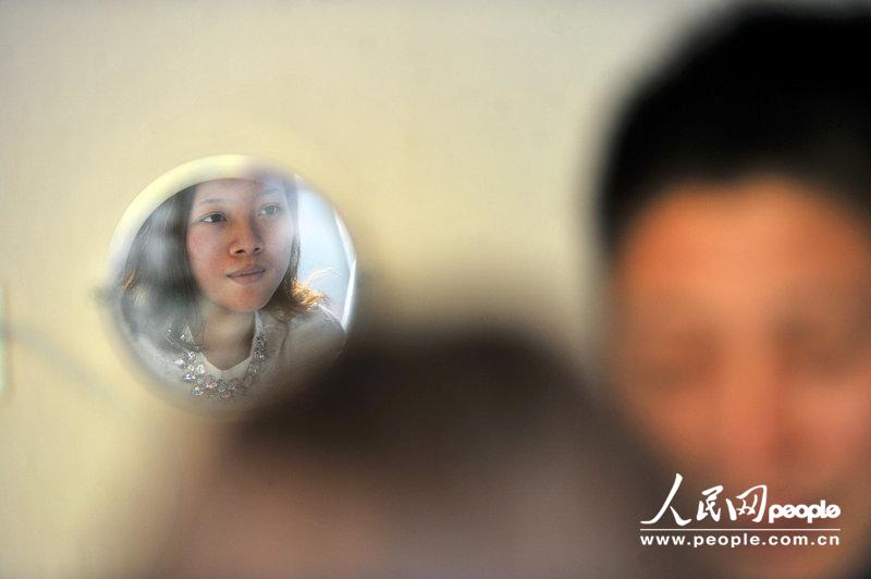 圖片故事：東莞女工為圓模特夢多次整容