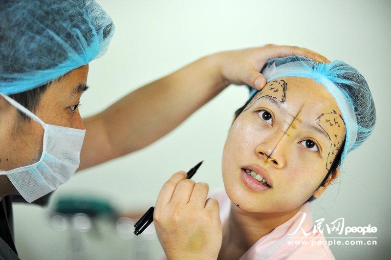 圖片故事：東莞女工為圓模特夢多次整容