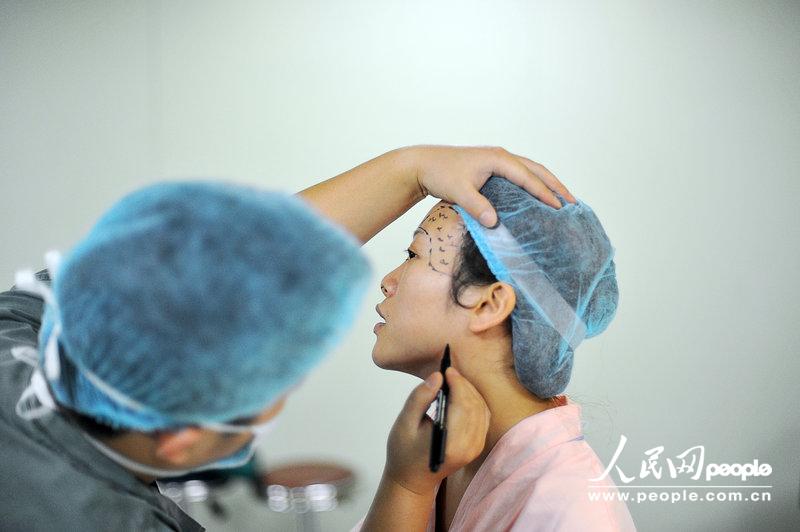 圖片故事：東莞女工為圓模特夢多次整容