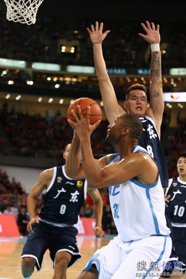 老馬32+8力壓阿聯29+11 北京揭幕戰14分勝廣東